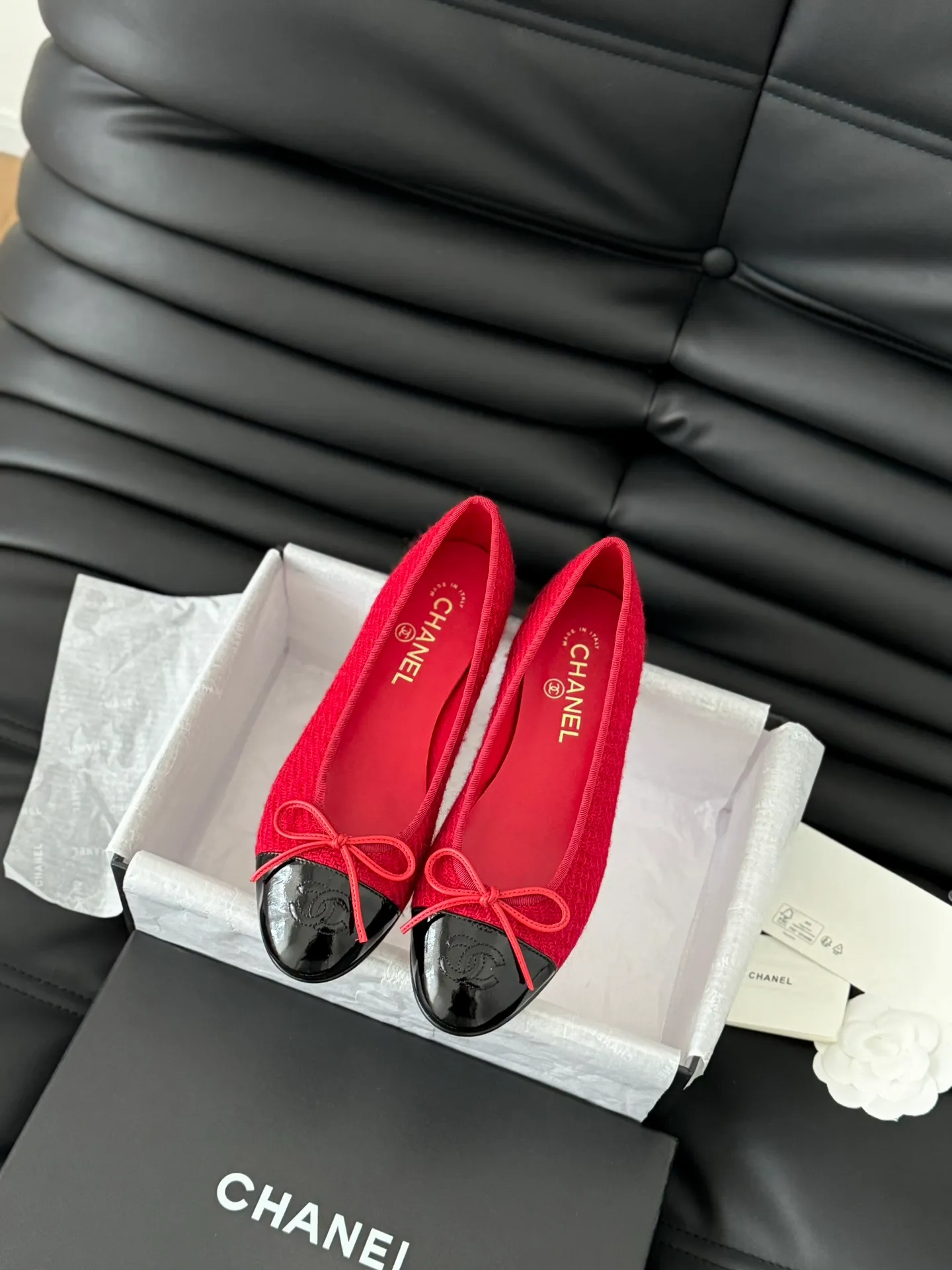 👟👟Ex-factory price 480👟👟 Purchasing-grade Chanel new color ballet shoes, original 1:1 replica, a classic among classics, perfect whether paired with trousers or skirts. The small round toe design is very good at modifying the foot shape, a must-have for little fairies! Heel height: 2.5cm Size: 35-41 (40/41/42/43 customized, non-refundable)